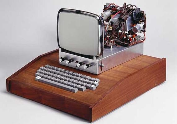 1. Apple I (1976) Sản phẩm đầu tiên của Apple là một chiếc máy tính dành cho giới kỹ sư. Tuy nhiên, sản phẩm này được sản xuất với số lượng ít. Steve Wozniak thiết kế sản phẩm này còn Job đi quyên góp tiền và giới thiệu sản phẩm ra thị trường.