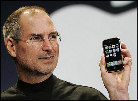 2007: Chiếc iPhone đầu tiên ra mắt, Jobs quyết định loại bộ phận sản xuất PC khỏi địa hạt của Apple.