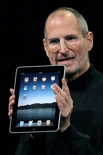 2010: iPad ra mắt vào tháng Tư và có đến 3 triệu chiếc được tiêu thụ trong vòng 80 ngày! Đến cuối năm, đã có gần 15 triệu chiếc iPad được bán trên toàn thế giới, doanh thu hàng năm của Apple đạt 65 tỷ USD, trong khi năm 2000 thì con số này mới chỉ là 8 tỷ!