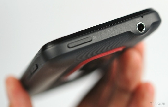 Lỗ tai nghe có viền kim loại, giống như lỗ của những chiếc điện thoại Samsung, nhìn bóng và không xịn