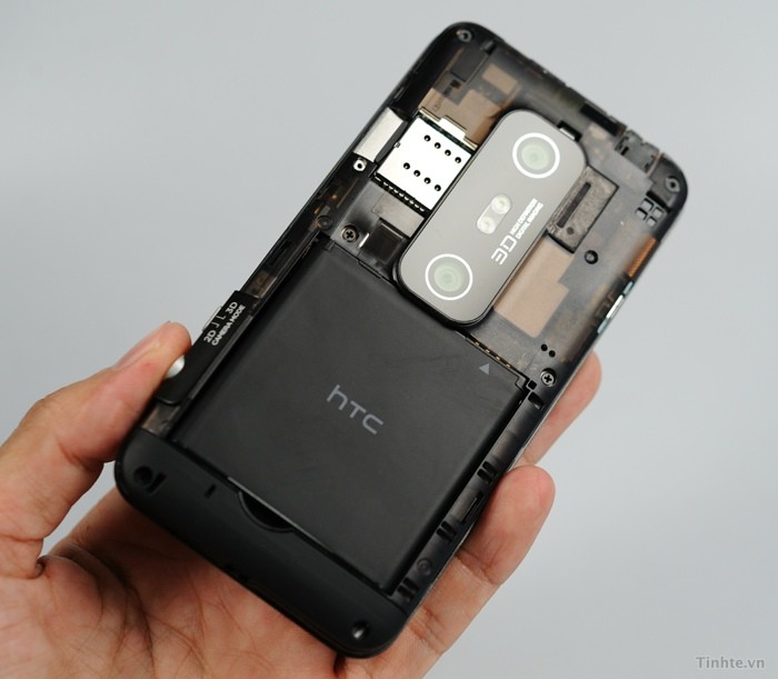 Sườn máy là nhựa trong, màu nâu, đặc trưng của HTC