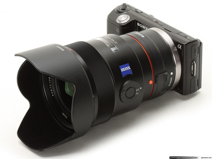 Sony NEX-5N Thiết kế của NEX khiến cho có người so sánh sử dụng máy NEX như lắp một chiếc ống kính khổng lồ vào iPhone. Sony NEX-5N cũng có thiết kế như 2 máy đời trước là NEX-3 và NEX-5 với một vài thay đổi như thân máy làm hoàn toàn bằng hợp kim ma-giê và được trang bị màn hình cảm ứng. Máy có cảm biến ảnh 16-megapixel. NEX-5N cũng hỗ trợ ống ngắm điện tử OLED và một loạt các loại ống kính của Sony. Máy cho chất lượng ảnh đẹp nhưng có một nhược điểm nhỏ khi quay video là chất lượng hình ảnh có khả năng bị nhiễu do mô-tơ tự động bắt nét. Có thể Sony sẽ giải quyết vấn đề này qua bản cập nhật phần mềm hệ thống của máy. Giá: 14,5 triệu đồng (700 USD)