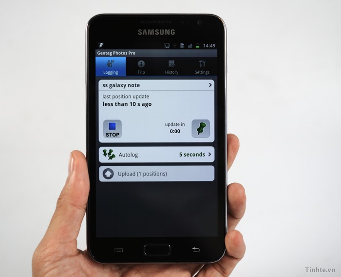 Samsung Galaxy Note N7000 cho bạn cảm giác máy to một cách ngạc nhiên ngay từ khi cầm nó trên tay. Đã từ rất lâu rồi kể từ thời Dell Streak người ta mới thấy một thiết bị lai tablet/điện thoại xuất hiện trên thị trường. Nhìn ở mọi góc độ, Galaxy Note chính là 1 chiếc Samsung Galaxy S2 được phóng lớn lên, thay nắp lưng từ nhựa bóng sang nhựa sần với vân kim loại.