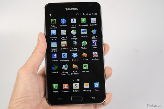 Nếu cầm Galaxy S2 bạn đã thấy hơi gợn gợn vì máy quá lớn và phẳng thì trên Galaxy Note cảm giác đó còn tăng thêm nữa. Với Galaxy Note, mọi thao tác người sử dụng buộc phải dùng 2 tay, nếu bạn dùng 1 tay thì nó sẽ không có điểm tựa và khá là khó chịu.