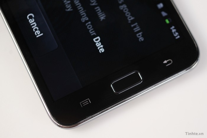 Màn hình Galaxy Note là màn hình độ phân giải cao mà Samsung gọi là HD Super AMOLED. Độ phân giải 800x1280 trên Note tương đương với các netbook 10,1 inch và đẩy DPI lên khoảng 285. Đây là 1 con số khá cao và nó làm cho màn hình Note nét hẳn so với những máy 4,3 inch độ phân giải thường đang có trên thị trường. Không rõ Super AMOLED HD của Samsung có sử dụng panel RGB hay không nhưng nó đỡ rỗ và đục hơn Galaxy S2.