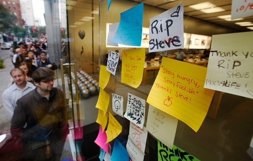 Những khách hàng kiên nhẫn chờ mua iPhone 4S tranh thủ viết những lời tưởng nhớ Steve Jobs. (Ảnh: AP)