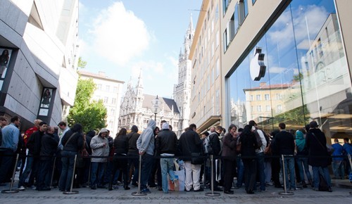 Người Đức cũng không kém người Mỹ. Đây là cảnh xếp hàng trước cửa hàng Apple Store ở Munich, Đức. (Ảnh: DAPD)
