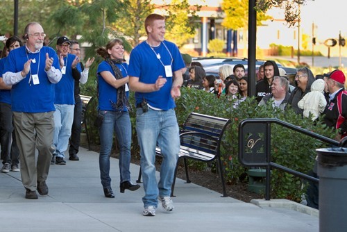 Các nhân viên của Apple Store tại Omaha, Nebraska đón chào hàng dài những khách hàng đến sớm của mình bằng những tiếng vỗ tay không ngớt. (Ảnh: AP)