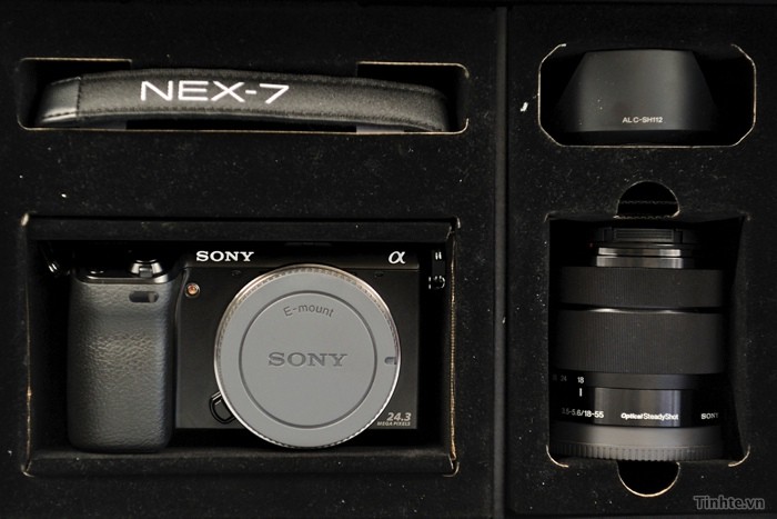 NEX 7 được để trong một chiếc hộp đen rất đẹp và sang trọng