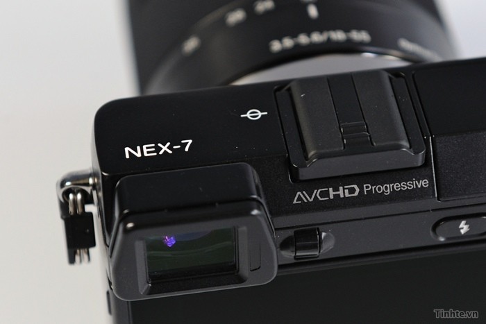NEX 7 là NEX duy nhất có tích hợp sẵn ống ngắm điện tử với màn hình OLED độ phân giải siêu cao, ống ngắm gắn ngoài loại này Sony đang bán giá 350usd. Chân đèn (Hot Shoe) trên NEX 7 là chuẩn của Sony Alpha và Milnota nên có thể dùng được với rất nhiều loại đèn flash khác nhau.