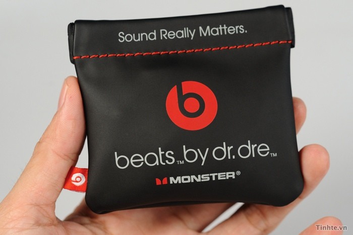 Kèm theo máy là một tai nghe nhét tai, chống ồn của Beats Audio với dây màu đỏ, nút điều kiển móng kim loại và phần tai nghe nhìn khá hiện đại. Tai nghe có lẽ là cái mà bạn sẽ rất thích trong hộp của Senstion XE vì trước giờ hầu như các tai nghe theo máy hầu hết là tai nghe giá rẻ. Và ít nhất thì cái tai này cũng là tai của Beats Audio thật chứ không phải một chiếc nhái mà có thể bạn sẽ mua phải mua mua ở ngoài.