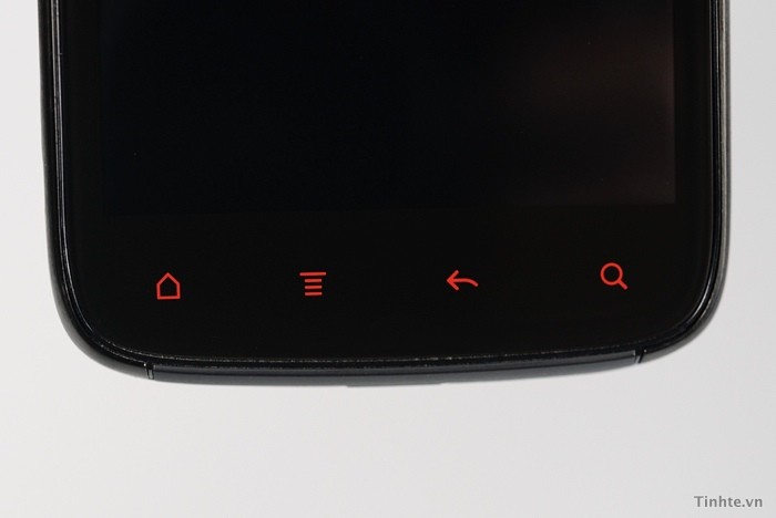 Phía bên dưới, 4 nút cơ bản của Android được nhuộm màu đỏ thay vì màu trắng dạng LCD nhưng phiên bản Sensation thường. 4 nút này sẽ sáng và đỏ hơn, thu hút hơn khi máy ở chế độ hoạt động, do đèn ở dưới các phím đó sáng lên.