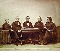 Năm Viện trưởng Harvard theo thứ tự thời gian phục vụ (từ trái sang): Josiah Quincy III, Edward Everett, Jared Sparks, James Walker và Cornelius Conway Felton.