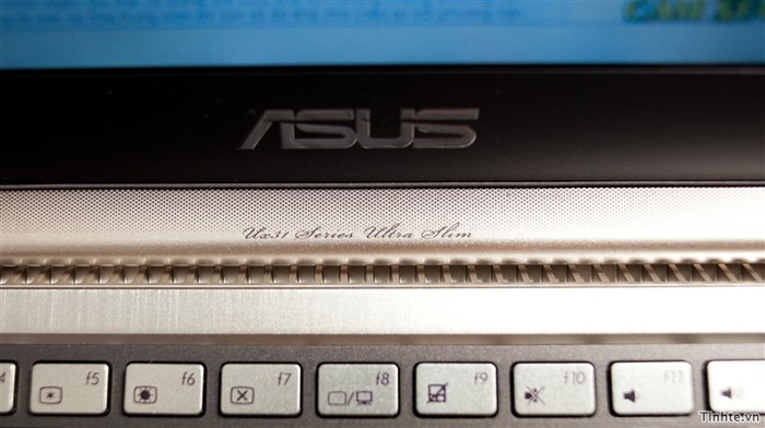 Loa ngoài nằm bên dưới màn hình, mặt trên có ghi dòng chữ "Ux31 Series Ultra Slim"