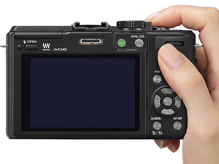 Chế độ AF Flexible mới xuất hiện sẽ khóa điểm lấy nét lại khi nút chụp ảnh được nhấn xuống phân nửa. Tất nhiên, chiếc máy ảnh này hỗ trợ chụp cả ảnh RAW lẫn ảnh JPEG và có thể quay phim ở độ phân giải Full HD 1920x1080@30fps với định dạng AVCHD hoặc MP4.