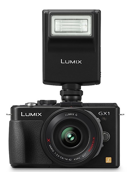 Lumix GX1 sẽ được giao vào giữa tháng 12 (cả hai màu đen và bạc) với giá 700 USD cho thân máy.