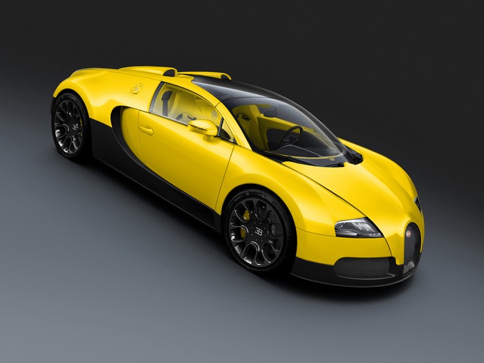 Phiên bản đầu tiên có "bộ cánh" màu vàng tươi nổi bật với phần viền dưới xung quanh xe là màu đen và 4 la-zăng được sơn xám. Được biết, vàng và đen là hai màu yêu thích của cha đẻ hãng Bugatti, ông Ettore Bugatti.