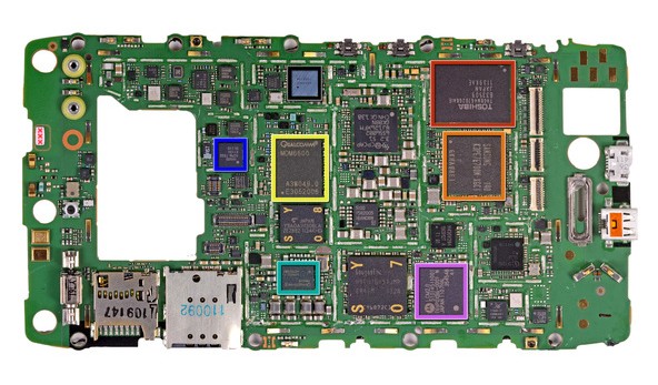 Để giữ được máy mỏng, Motorola đem gần như mọi con chip lên một mặt duy nhất. Màu đỏ là chip flash 16GB của Toshiba, màu cam làm LPDDR2 RAM 512MB do Samsung sản xuất. Màu vàng là chip nhận sóng điện thoại của Qualcomm. Chip được đánh dấu xanh lá cây là chip quản lí nguồn và màu đen là chip Wifi/GPS/Bluetooth của hãng Texas Instruments.