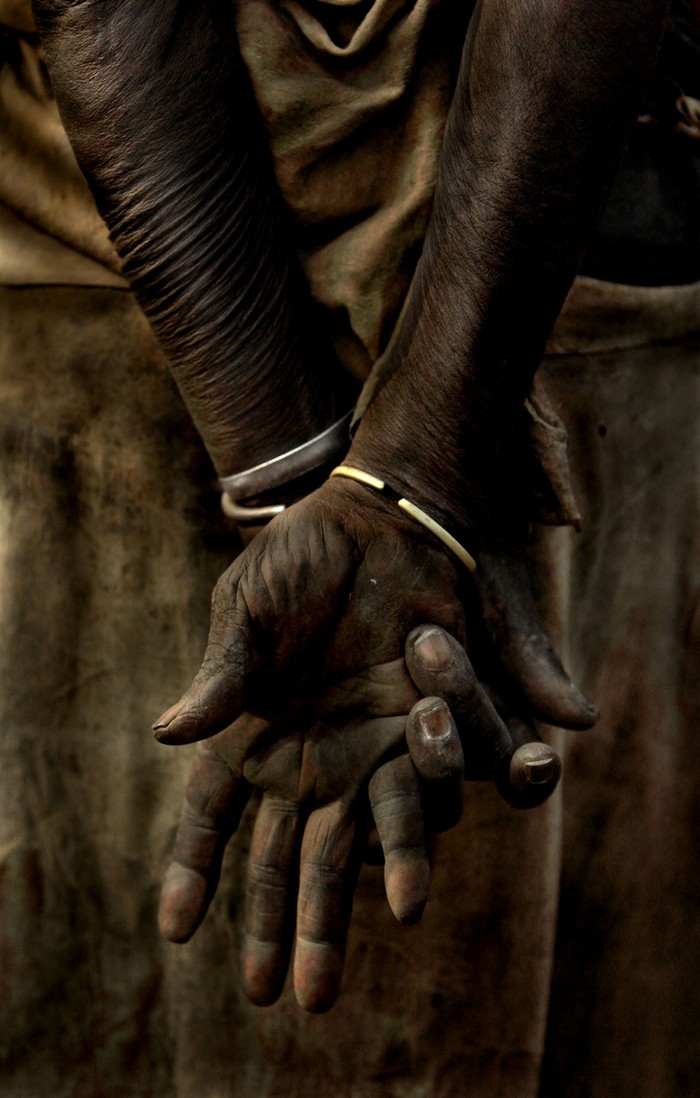WEATHERED HANDS: Phụ nữ Kara đi lấy nước, nấu nướng, thu hoạch mùa vụ, may quần áo và là trụ cột của bộ lạc. Đôi bàn tay là thứ thể hiện đầy đủ vai trò của người phụ nữ ở bộ lạc Kara, thuộc thung lũng Omo River, Ethiopia. Tác giả: Nicholas Wiesnet.