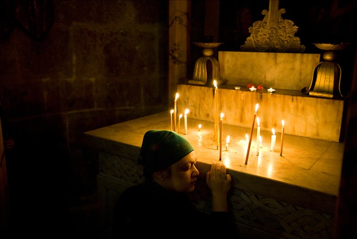 WORSHIPPER, HOLY SEPULCHRE: Một tín đồ cầu nguyện bên trong nhà thờ Holy Sepulchre vào dịp Tuần Thánh, ở thành phố Jerusalem cổ. Ảnh của tác giả: Matthew Goddard-Jones.