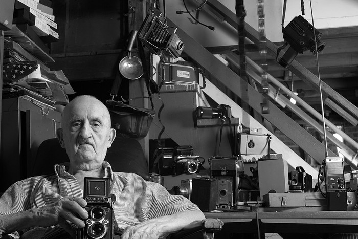PAPA: Bức ảnh do Christopher Bellezza chụp người cha năm nay đã 95 tuổi, ông vốn là một nhiếp ảnh gia kỳ cựu sở hữu nhiều máy ảnh cổ.