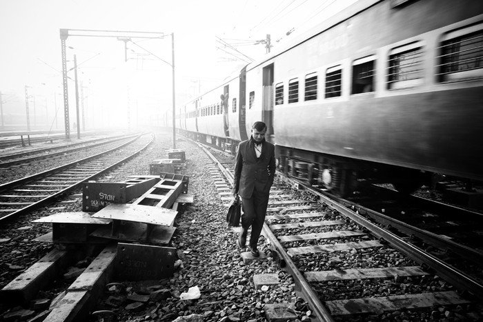 PLATFORM 2: Một hành khách bước đi trên đường ray tàu lửa vào buổi sáng sớm ở nhà ga New Delhi, Ấn Độ. Tác giả: Danny Griffin.