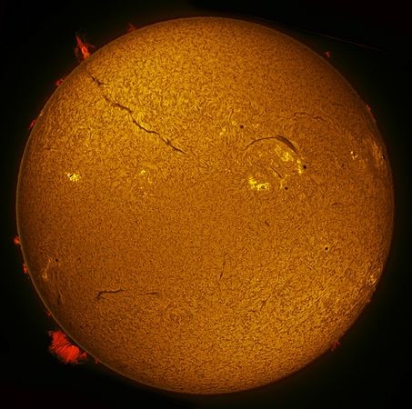 Bức ảnh về “chân dung mặt trời” cho thấy hình ảnh đầy đủ về mặt trời, bao gồm cả phần nhô ở rìa mặt trời. Những vệt đen trên bề mặt mặt trời là vùng hoạt động từ tính mạnh. Mỗi vết đen trên bức hình rộng khoảng 31.000 dặm (khoảng 50.000km) – tương đương với 4 lần chiều rộng Trái Đất.