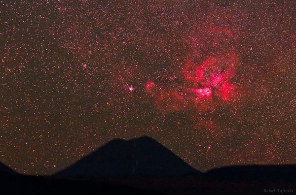 Tinh vân Carina rực rỡ với ánh sáng màu hồng trên đỉnh núi lửa Chiliques ở Chile. Ánh sáng màu hồng từ tinh vân nằm cách Trái đất khoảng 7.500 năm ánh áng này là do sự hình thành của các ngôi sao trẻ. 