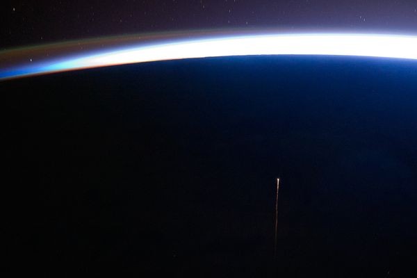 Một vệt khói dài do tàu vũ trụ không người lái Tiến bộ 42P tạo ra khi sau khi được phóng lên không gian vào ngày 29/10. Hình ảnh này được ghi lại một một phi hành gia trên Trạm không gian quốc tế (ISS). 