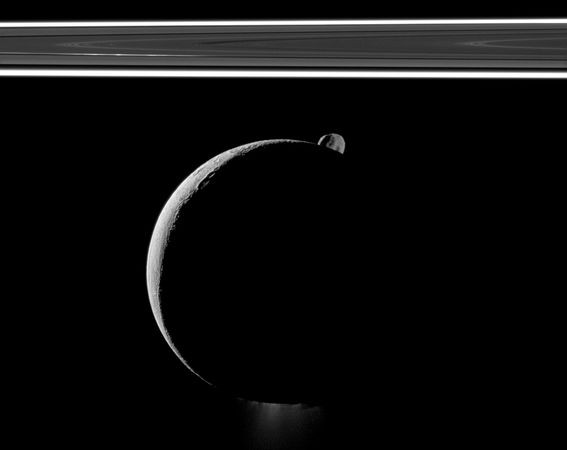 Tàu thăm dò Cassini của NASA ghi lại hình ảnh mới nhất của mặt trăng Enceladus và ‘em’ của nó vệ tinh Epimetheus đang quay quanh quỹ đạo của sao Thổ. 