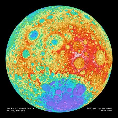 Các nhà khoa học đã lần đầu tiên hoàn thành bản đồ chi tiết của Mặt trăng từ những dữ liệu hình ảnh của tàu thăm dò LROC. Những phần có màu đỏ, cam và trắng là những khu vực có địa hình đồi núi cao, trong khi, những phần có màu tím và xanh là những khu vực thấp.