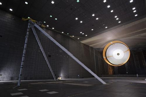 Chiếc dù của phòng thí nghiệm trải qua một thử nghiệm quyết định trong hầm gió lớn nhất thế giới