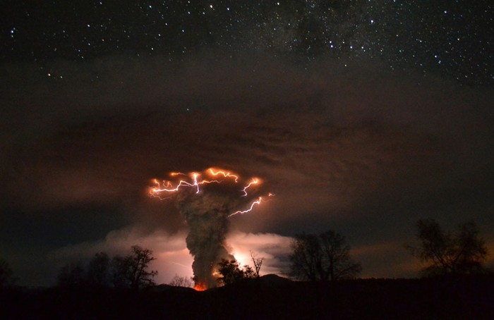 Quá trình phun trào của núi lửa Cordon del Caulle. Tác giả: Ricardo Mohr)