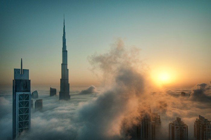 Hàng năm, vào tháng 10, thành phố Dubai chìm trong làn sương mù dày đặc do độ ẩm vẫn ở mức cao trong khi nhiệt độ xuống thấp. Với những căn nhà chọc trời (bao gồm cả tòa tháp cao nhất thế giới Burj Khalifa), đây là một nơi đẹp để chụp ảnh. Ảnh: Catalin Marin.