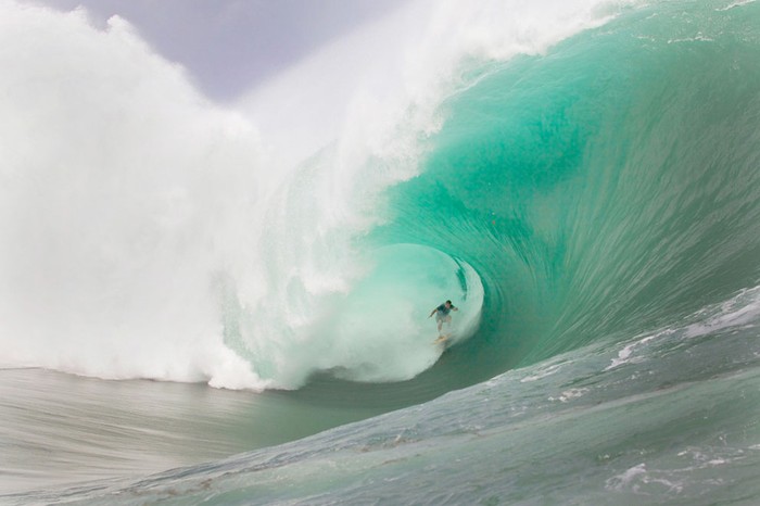 Nathan Fletcher cưỡi một trong những con sóng lớn nhất mà anh từ đối mặt ở Teahupoo, Tahiti. Ảnh: Ted Grambeau.