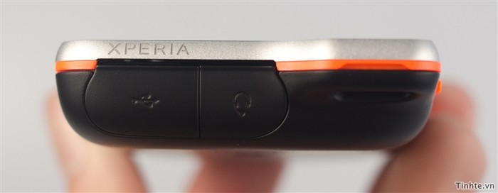 Cổng micro USB và tai nghe 3.5mm ở cạnh dưới