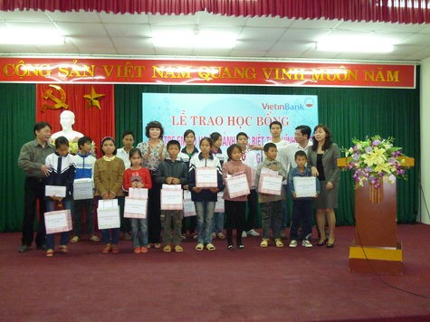 Vietinbank trao học bổng cho 50 trẻ em có hoàn cảnh đặc biệt ảnh 1