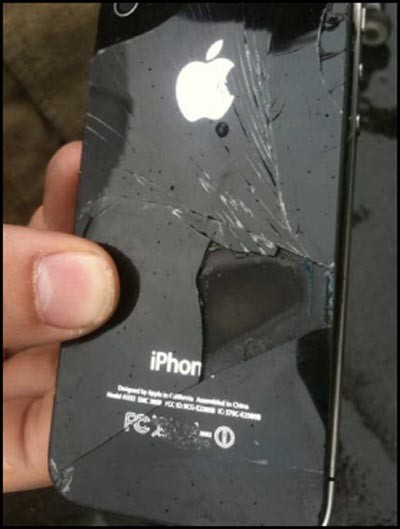 iPhone 4 bốc cháy trên máy bay ảnh 1
