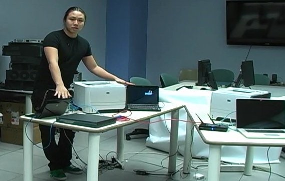 Ang Cui giải thích cách ông "tiêm" mã độc vào máy in HP.