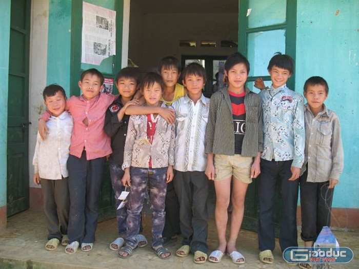 Dù khó khăn đủ đường nhưng các em nhỏ nơi đây đều rất ngoan, chăm học và nói tiếng Kinh khá sõi.