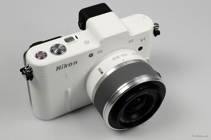 Nikon V1 là chiếc máy lớn và máy cũng cao cấp hơn hẳn, có nhiều điểm tựa để cầm nên người dùng không gặp khó chịu như J1. V1 là chiếc máy nhắm đến những người có nhu cầu cao hơn, tích hợp viewfinder điện tử, báng lớn để chứa pin 1900mAh, tương đương với Nikon D7000.