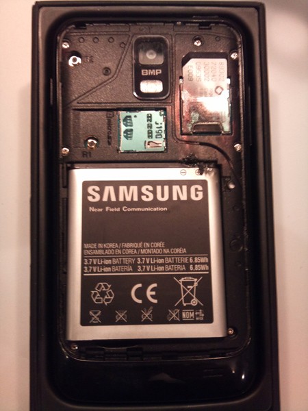 Qúa nguy hiểm Samsung Galaxy SII bốc cháy trong túi quần ảnh 3