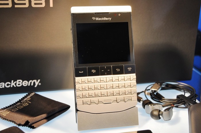 BlackBerry Porsche Design P'9981 có thiết kế góc cạnh, sang trọng như những chiếc xe hơi của hãng Porsche..