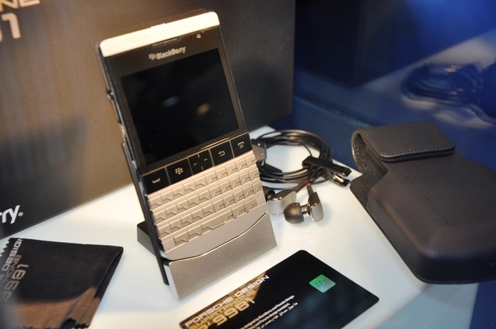 Giống với Bold 9900, P'9981 cũng là chiếc BlackBerry mạnh mẽ nhất hiện nay. Máy được trang bị bộ vi xử lý 1,2 GHz, 768MB RAM, bộ nhớ trong 8GB và hỗ trợ thẻ nhớ microSD. Máy cũng trang bị đầy đủ các chuẩn kết nối 3G, WiFi N, Bluetooth, NFC..