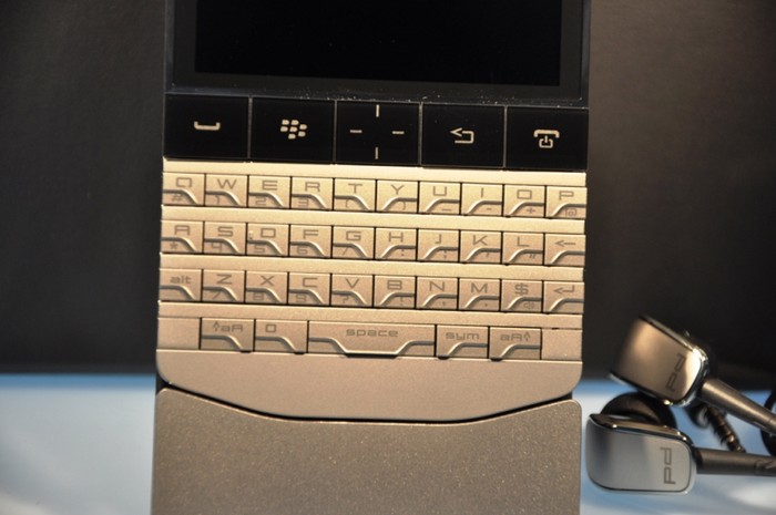 BlackBerry Porsche Design P'9981 có thiết kế bộ khung hoàn toàn bằng thép không gỉ, bàn phím với kiểu dáng lạ mắt cũng được làm bằng kim loại. Mặt sau được phủ da khá sang trọng