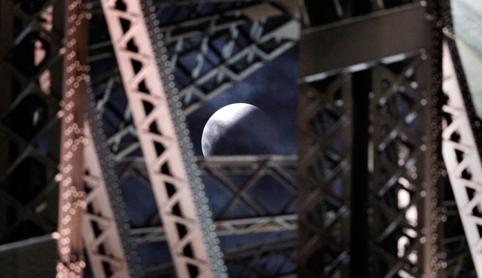Bóng của trái đất in trên mặt trăng khi hiện tượng nguyện thực toàn phần xảy ra, ảnh chụp qua những dầm đỡ của cầu cảng Sydney.