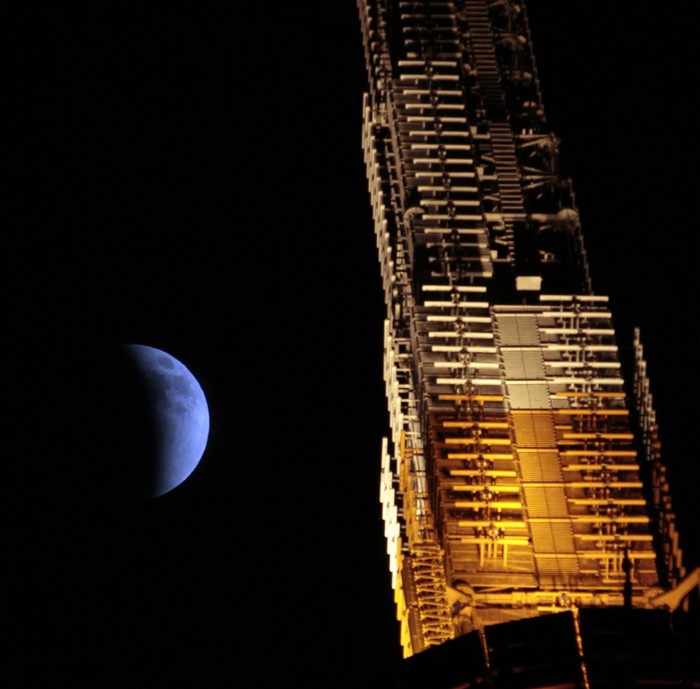 Nguyệt thực một phần trên Tháp Tokyo, 10/12/2011.