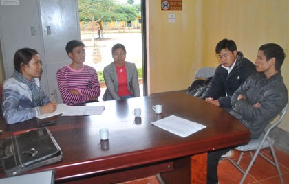 Phóng viên Báo Điện Biên Phủ làm việc với giáo viên chuyển ngạch dạy trường THCS xã Mường Toong, huyện Mường Nhé. Ảnh: K.C