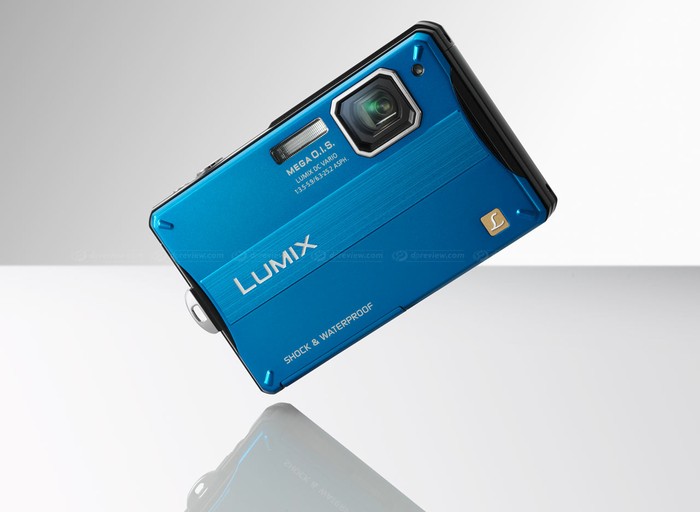 Máy ảnh số Panasonic Lumix DMC-TS10 với tính năng chống sốc và nước.