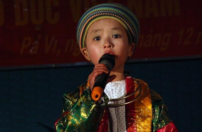 Bài hát Lá thuyền ước mơ dưới sự trình bày của em Sùng Thị Pà đã hâm nóng bầu không khí của đêm nhạc.